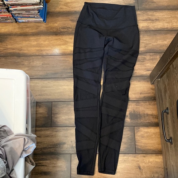 lululemon athletica Pants - ☮️☮️☮️Lululemon leggings great shape size dot 8 ☮️☮️☮️☮️☮️